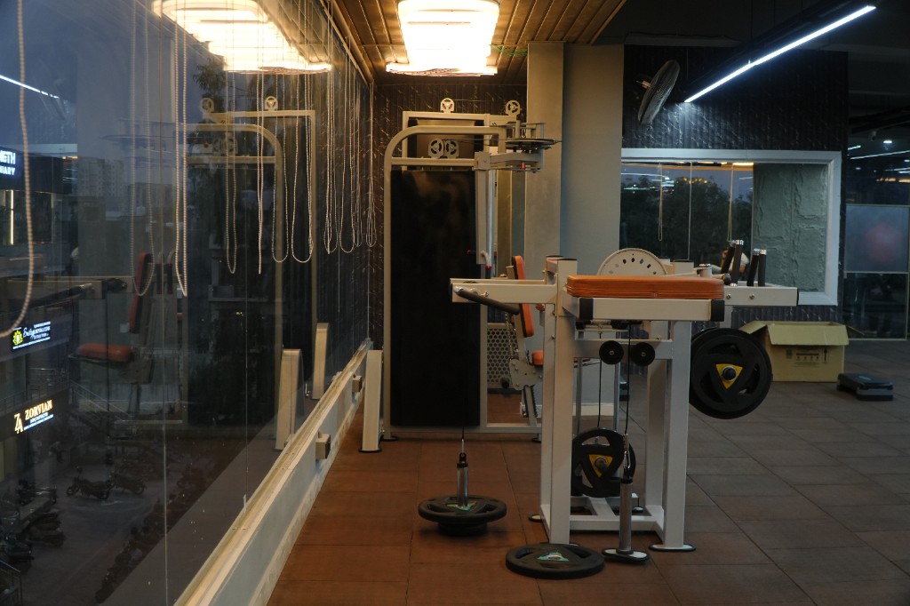Window-side machine zone